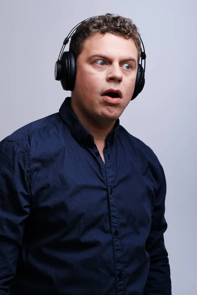 Retrato de estúdio de músico roqueiro em fones de ouvido — Fotografia de Stock