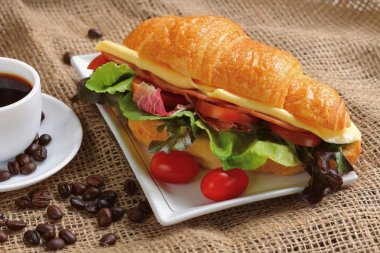 Kruvasan sandviç kahvaltı için.