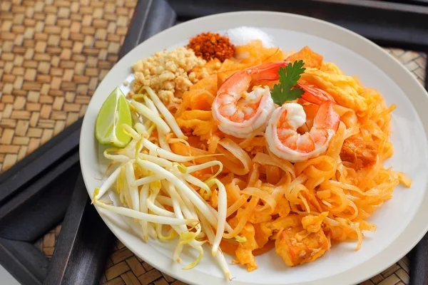 Pad thajské krevety. — Stock fotografie