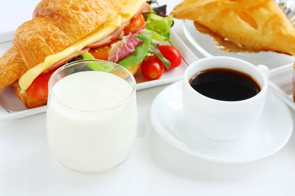 Croissant café sándwich y leche para el desayuno . —  Fotos de Stock