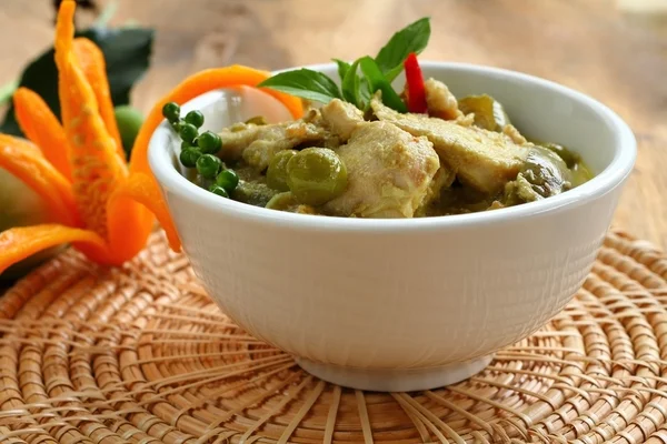 Jedzenie w zielonym curry. — Zdjęcie stockowe
