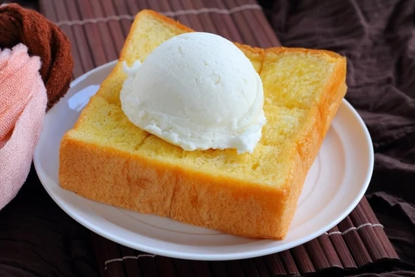 Crème glacée et tost . — Photo