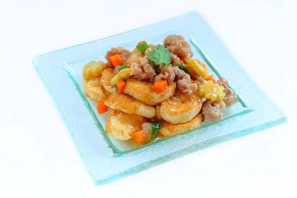 Friture de tofu aux oeufs avec porc et légumes . — Photo