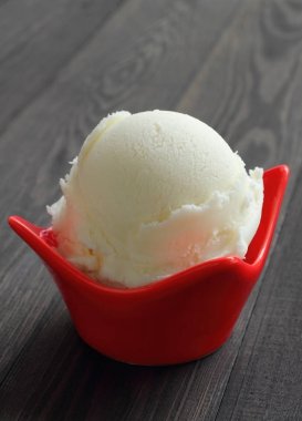 Hindistan cevizi dondurma tatlı besindir.