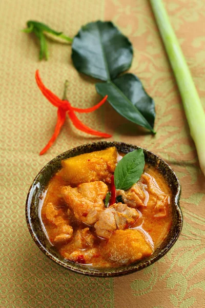 Czerwone curry z wieprzowiny. — Zdjęcie stockowe