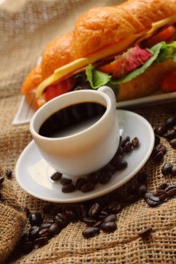 Kahve ve kruvasan sandviç.
