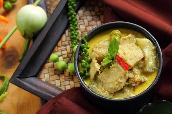 Jedzenie w zielonym curry. — Zdjęcie stockowe