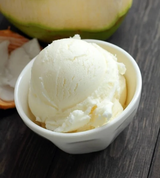 Coconut ice cream is sweet food. — Stock Photo, Image