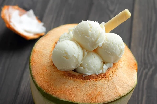Helado de coco es comida dulce . —  Fotos de Stock