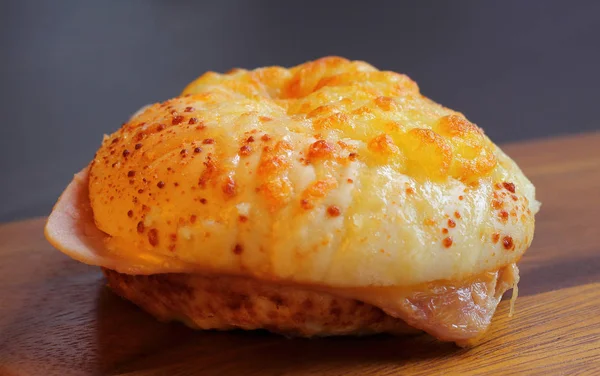 Burger dört peynir jambon ahşap arka plan üzerinde. — Stok fotoğraf