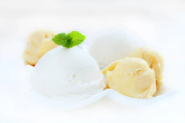 Coconut ice cream is sweet food. — Stock Photo, Image