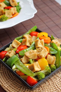 Kızarmış tofu ve karışık sebze stire.