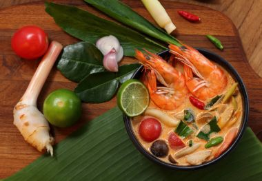 Tom Yum Goong veya Tom Yam Kung çorba besindir Tay.