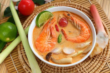 Tom Yum Goong veya Tom Yam Kung çorba besindir Tay.