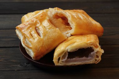 Elma ve taro pasta tatlı var.