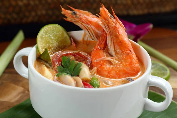 Tom Yum Goong ou Tom Yam Kung est soupe thaï . — Photo
