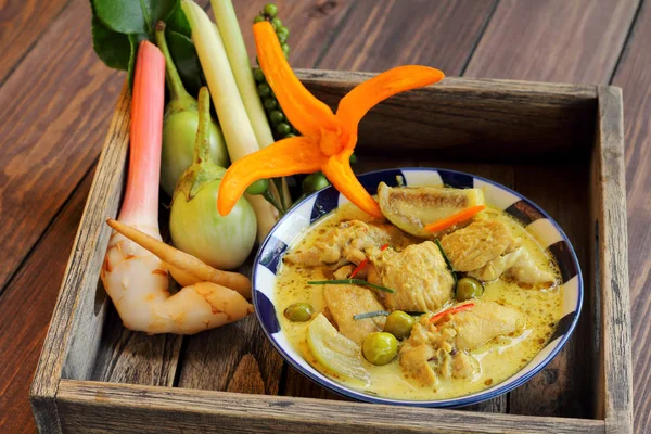 Csirke alsócomb zöld curry étel. — Stock Fotó