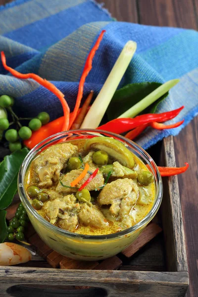 Kurczaka drumstick zielonym curry żywności. — Zdjęcie stockowe