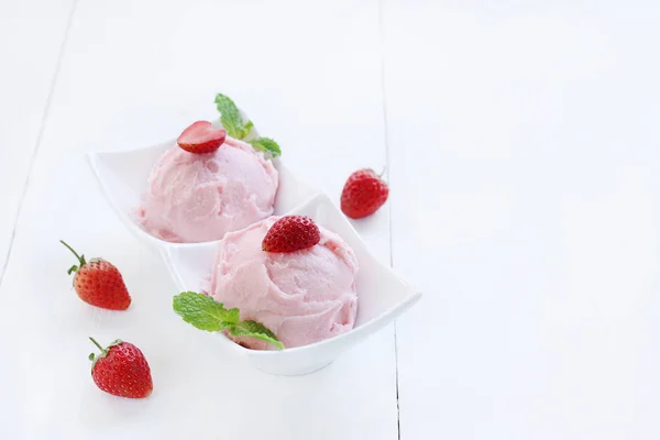 Ice Cream Strawberry. — Stock Photo, Image