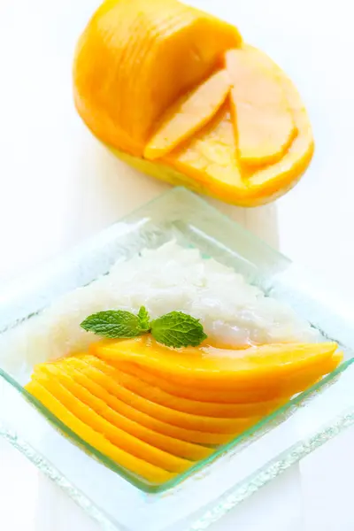 Postre tailandés pegajoso del mango del arroz . —  Fotos de Stock