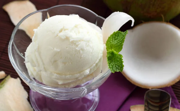 Coconut ice cream is sweet food. — Stock Photo, Image