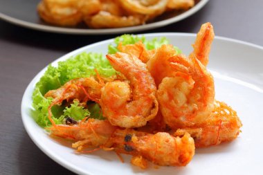 Karides tempura un ile kızarmış.