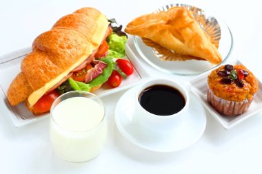 Kruvasan sandviç ve sıcak kahve kahvaltı için. 