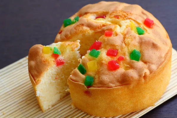 Pastel cubierto con muchas frutas . — Foto de Stock