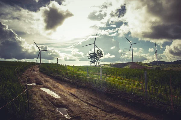 Rüzgar türbini enerjisi doğal ve Khaokho: Phetchabun, Thailand içinde alan tarım manzara. HDR ve vintage tarzı