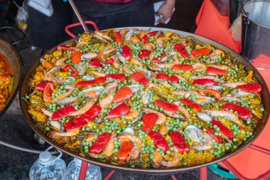 Tayland usulü paella, İspanyol yemeği yerel yemek pazarında satılık bir tavada taze pişmiş. Bangkok, Tayland.