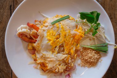 Karidesli Tayland eriştesi adında yerel bir yemek. Bangkok, Tayland 'da sokak yemekleri.