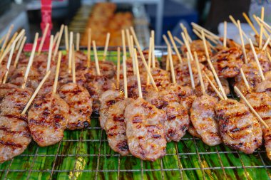 Tayland usulü yağlı taze ızgara domuz şişi.