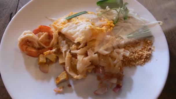 Ausländische Reisende Versuchen Asiatische Speise Teller Pad Thailändische Nudeln Mit — Stockvideo