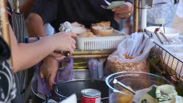 泰国曼谷 2019年11月18日 店主将椰子冰淇淋和新鲜甜成熟芒果放入椰壳碗卖给顾客 泰国街头食品在当地市场的销售 — 图库视频影像