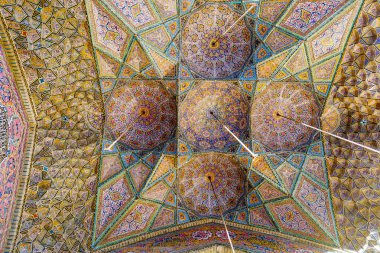 Shiraz, İran. 24 Ekim 2016: İran desenli renkli İran model mozaik tavan mozaiği İslami sanat dekorasyonu Nasir el-Mulk camii, Fars ilinde.