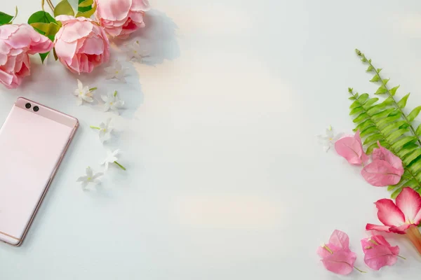 Сладкие Розовые Цветы Листьями Смартфоном Ярко Белом Бланковом Фоне Лицензионные Стоковые Фото