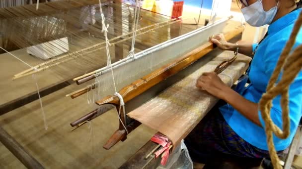 Thai professional weaver demonstrating silk fabric weaving with loom — 비디오