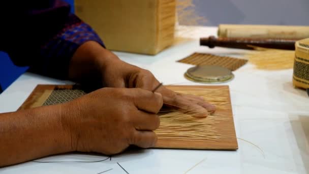Ремесленник плетет бамбуковые полоски, чтобы сделать плетеный Хит или рисунок Хида — стоковое видео