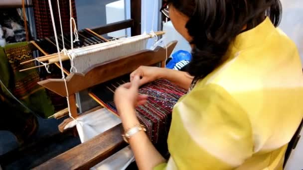 Тайский профессиональный ткач демонстрирует шелковую ткань с ткацким станком — стоковое видео