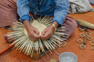 El yapımı hasır hasır örgü ve bambu geleneksel Tayland ahşap şapka dokuma işlemi.