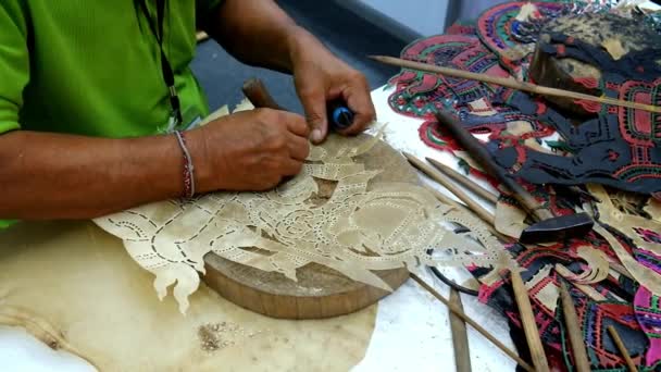 Τεχνίτης σκάλισμα δέρμα κάνοντας διάτρητα έργα τέχνης Nang Talung — Αρχείο Βίντεο