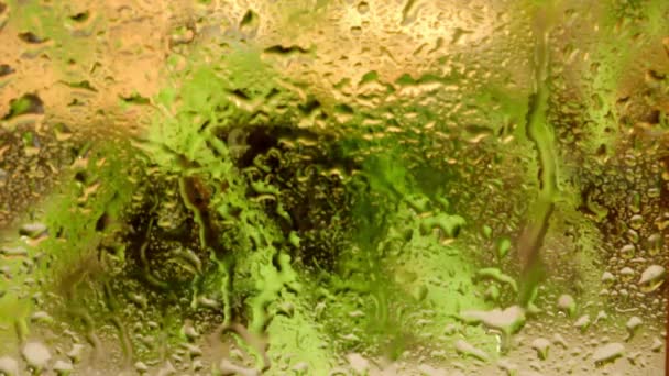 Gotas de lluvia goteando en la ventana durante las fuertes lluvias — Vídeos de Stock