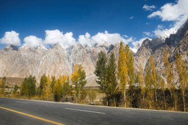Bulutların doğa manzarası, Gojal Hunza Vadisi 'ndeki Karakoram karayolu boyunca uzanan Passu konileri katedral dağ tepelerini kaplamaktadır. Gilgit Baltistan, güvenli ve huzurlu Pakistan.