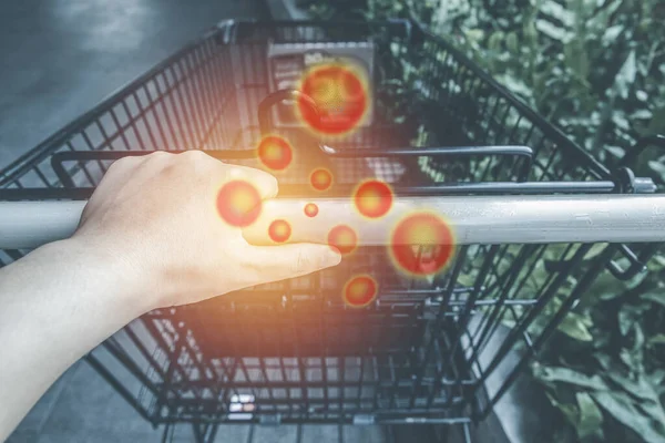 Asyalı el arabası tutuşu, mikrop virüsü bakteri ve patojenle kirlenme riski. Covid-19 hastalık koronavirüsü bulaşan konsept