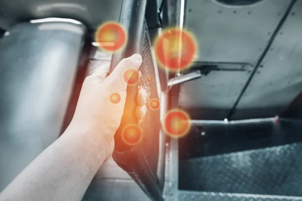 Tayland toplu taşıma otobüsünde kirli tırabzanları tutan Asyalı el mikrop virüsü bakterisi ve patojenle kirlenme riski taşıyor. Covid-19 hastalık koronavirüsü bulaşan konsept