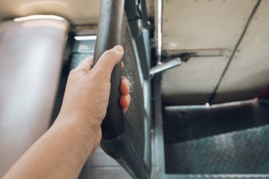 Tayland toplu taşıma otobüsünde kirli tırabzanları tutan Asyalı el mikrop virüsü bakterisi ve patojenle kirlenme riski taşıyor. Covid-19 hastalık koronavirüs salgını konsepti