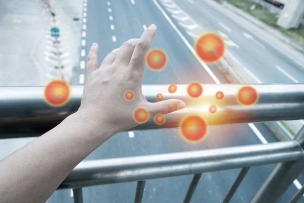 Tırabzanlara dokunmak, mikrop virüsü bakterisi ve patojenle kirlenme riski. Covid-19 hastalık koronavirüs salgını konsepti