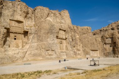 Naqsh-e Rustam ya da Rostam, Achaemenid ve Sasanid döneminden kalma binalar dağ yamacının yüksek kesimlerinde büyük mezarlar gösteriyor. Fars Eyaleti, İran.