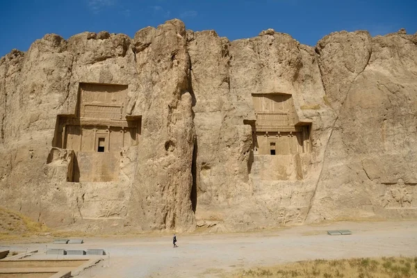 Naqsh-e Rustam ya da Rostam, Achaemenid ve Sasanid döneminden kalma binalar dağ yamacının yüksek kesimlerinde büyük mezarlar gösteriyor. Fars Eyaleti, İran.