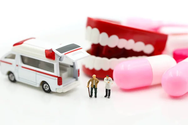 Minyatür insanlar: doktor ve sağlık görevlisi hastada için katılıyor 